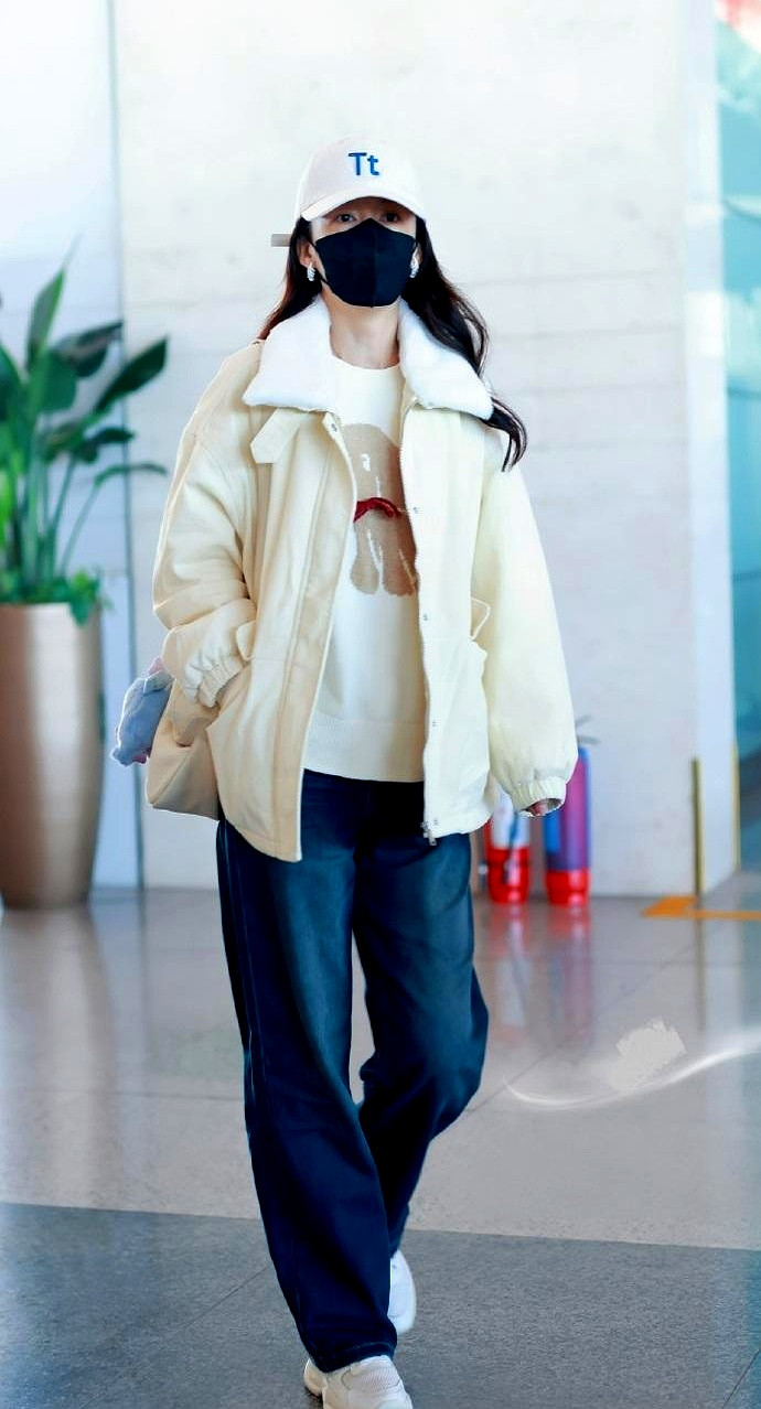 最近李沁现身机场，她这回搭配的很有清新时尚感，看起来也格外的年轻，真的...