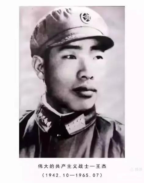 【您还能认出照片上的这位解放军战士吗？（左图）】今天是一位烈士牺牲牺牲61周年纪