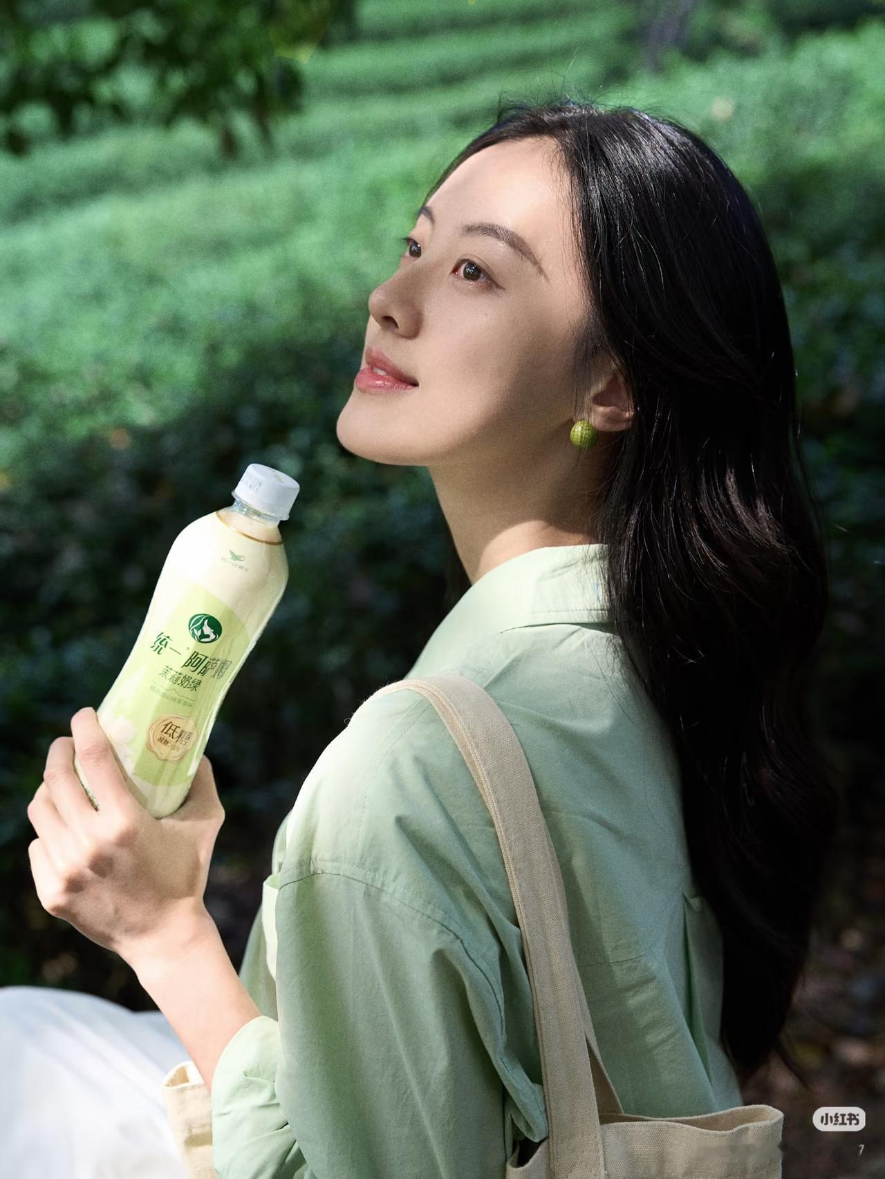 绿衣美人饮芳泉，茶香满怀心自闲。