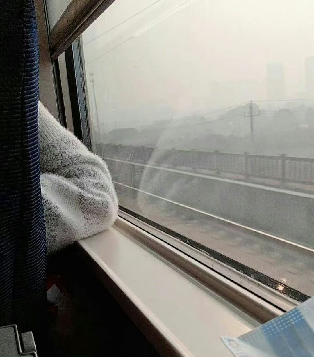 带女儿坐高铁，女儿让我好尴尬带娃买高铁票结果相隔14个车厢