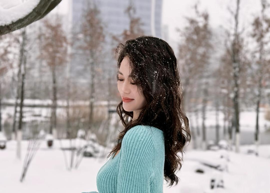 冬日雪景中的温柔少女，静谧而美好。