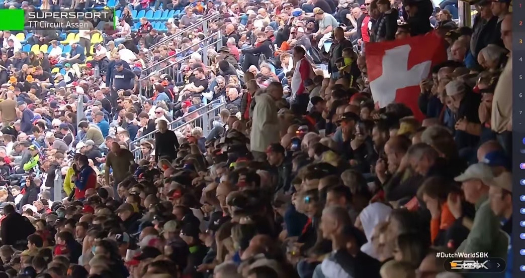 本来可以跑第一，为何最后却跑了个第四名？张雪机车53号，前面一直领跑，拉开后