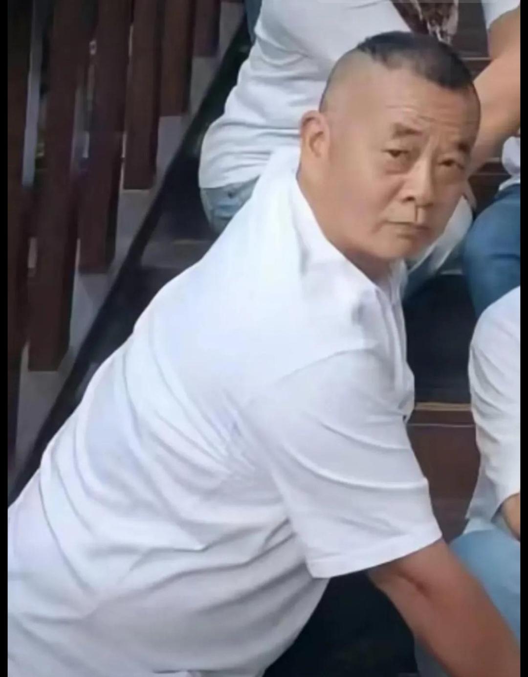重庆老王是不是真是老赖我不知道但我敢肯定，他入住的酒店不是新疆人开的，他走南