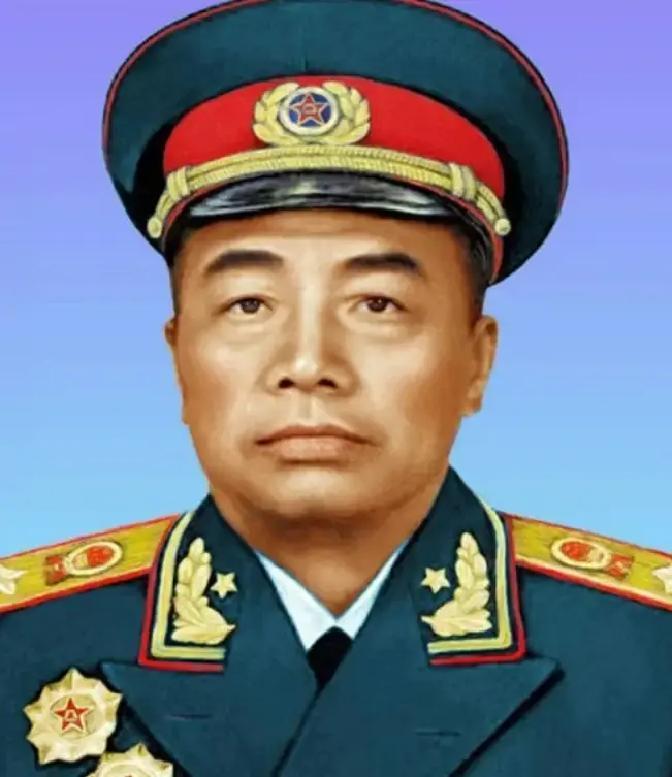 1965年，彭德怀一边抽烟，一边固执地对毛泽东说道：“我还是回乡当我的农民好，你那个官我干不了！”毛