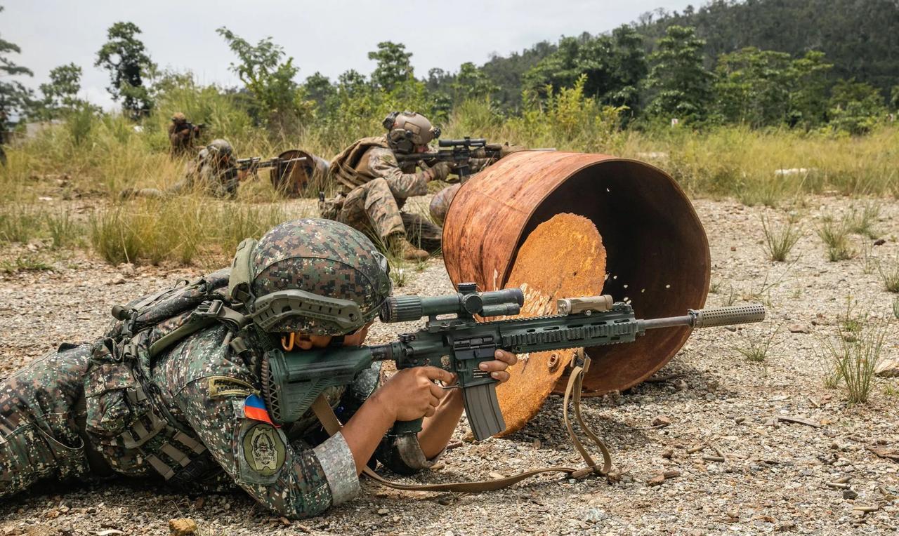 菲律宾士兵体验装有VCOG瞄准镜的M38步枪。