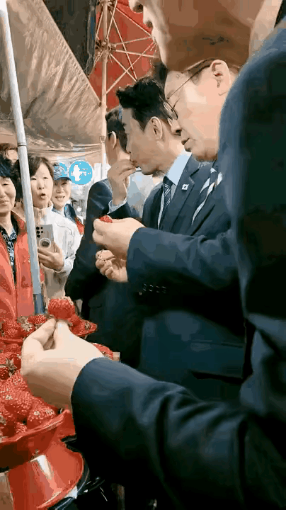 你看看，韩国总统李在明买了草莓🍓，有的人就感叹了，真是小村子摆设，什么也没见过