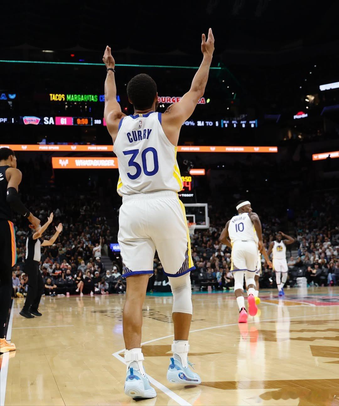 斯蒂芬库里整个职业生涯共出战1043场比赛，其中有1000场至少命中1记三分球。