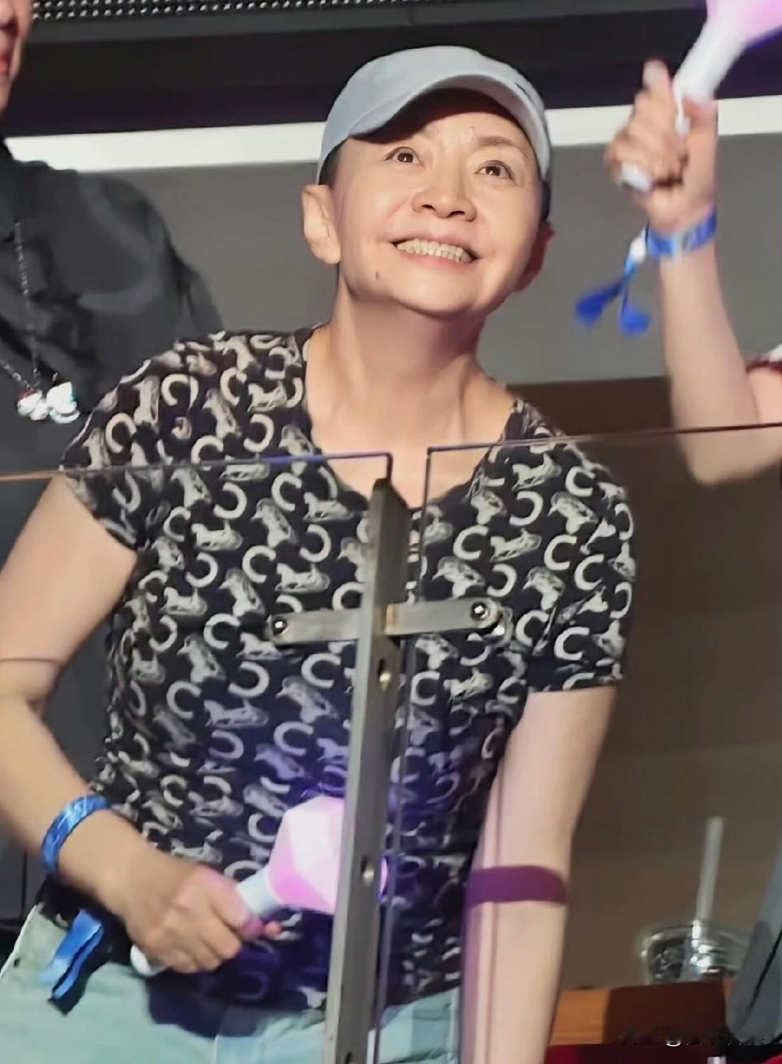 66岁宋丹丹，让人没想到！8月23号，66岁的宋丹丹冲上热搜，这回不是和儿