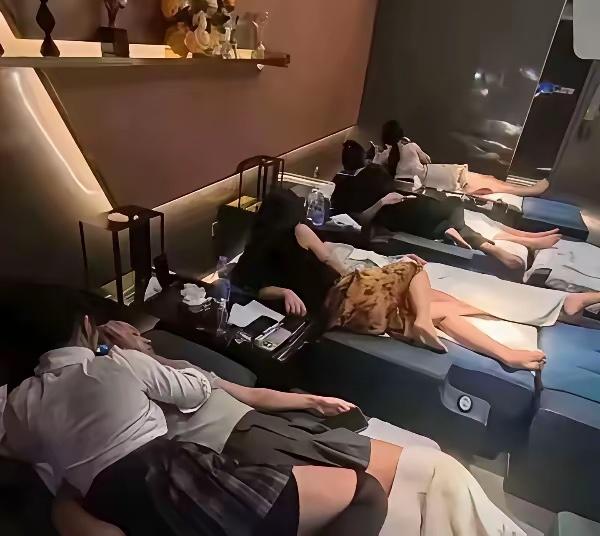 我一直很难理解为什么这几年大街上开了那么多采耳店，直到现在我豁然开朗...