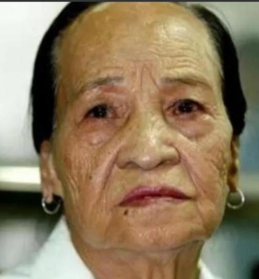 1944年,日军将光着身子的万爱花扔到河边,一条饿犬张开血盆大口扑向她,万爱花绝