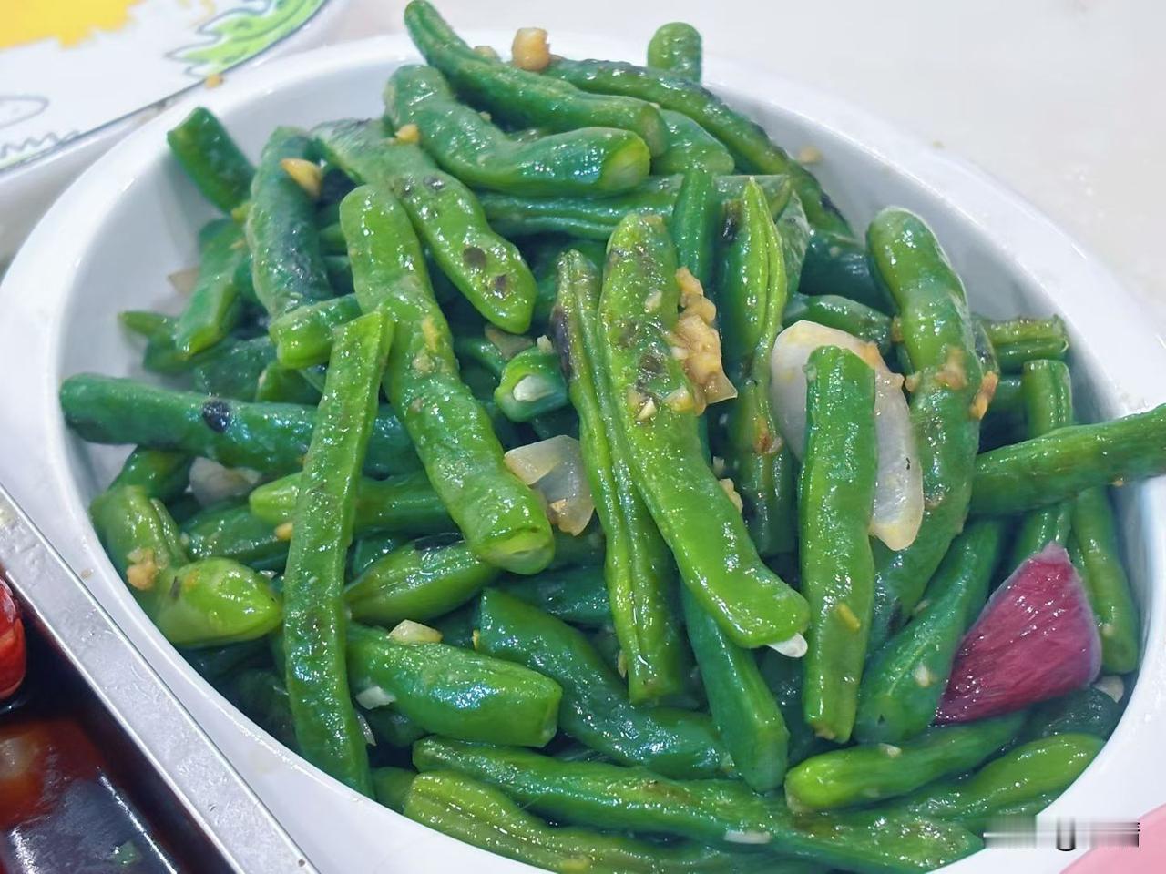 在老家有一方自己的菜园子，最真实的体验就是“菜季自由”——但自由的代价，就是被同