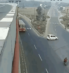 能把车开到这种程度，我敢说这开车技术绝对牛！最近路上遇到一位客车司机，那车开