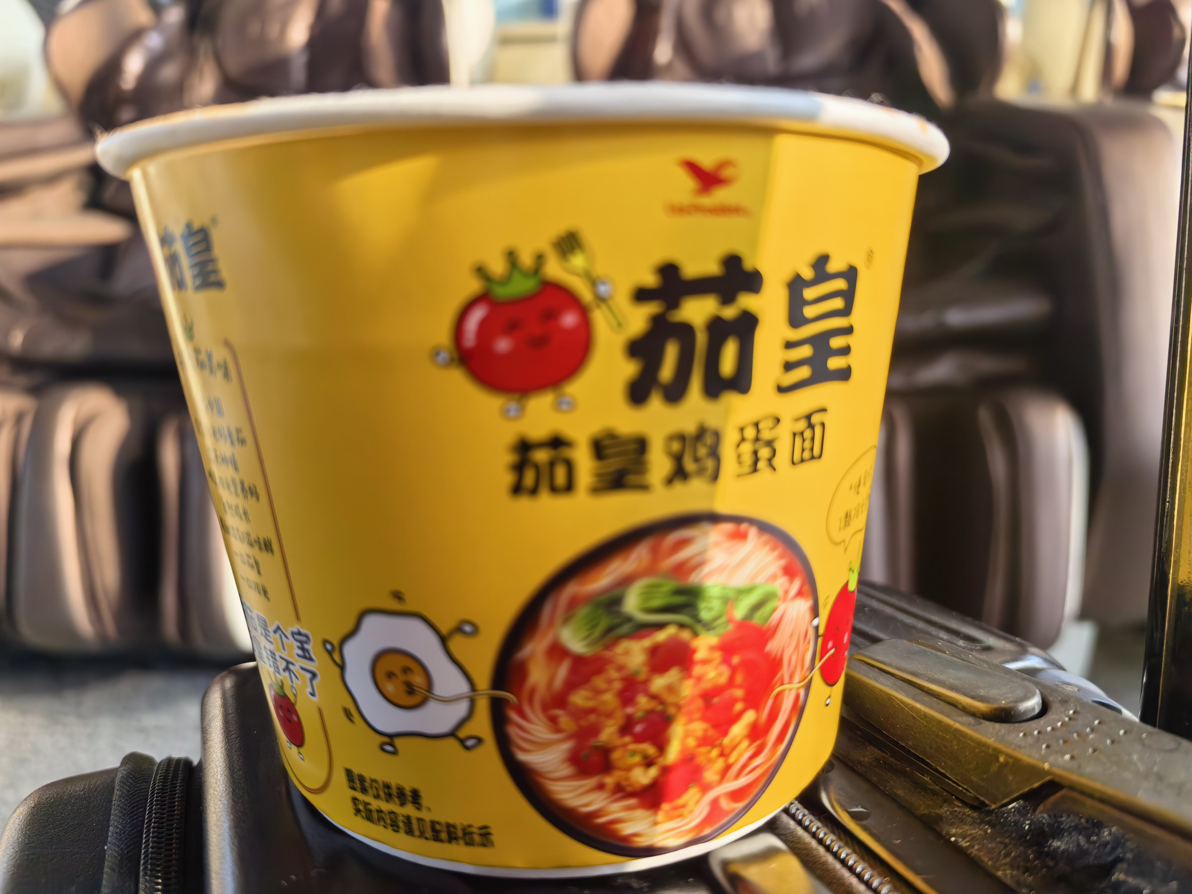 在机场候机，有点饿了，兼容的食物有米饭、馒头、肉类、面条，最后选择了方便面，又省