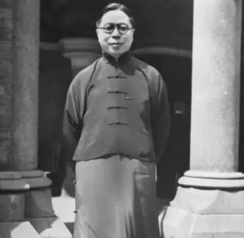 1952年，49岁省主席吴国桢赴蒋介石寿宴，吃下西湖醋鱼觉得发苦，妻子腹痛提前离