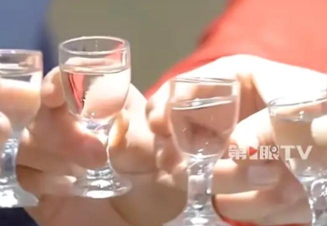 “太倒霉了！”9月2日报道，北京，一骑手去参加老板的宴席，因为高兴，他在席间喝了