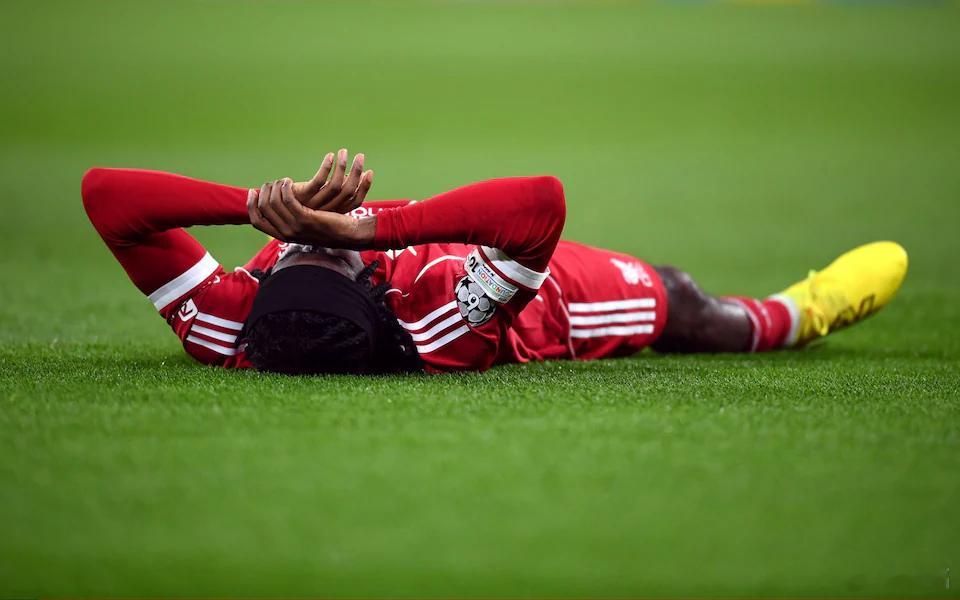 利物浦6比0卡拉巴赫这场大胜并不能让球迷非常开心，因为，弗林蓬又伤了。开场仅仅