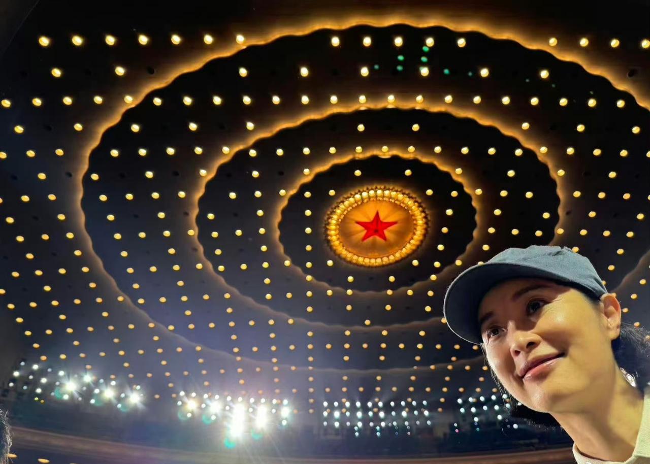 演员吴越，引热议。今天凌晨，吴越一口气晒出十多张关于文艺晚会的照片，有的是她