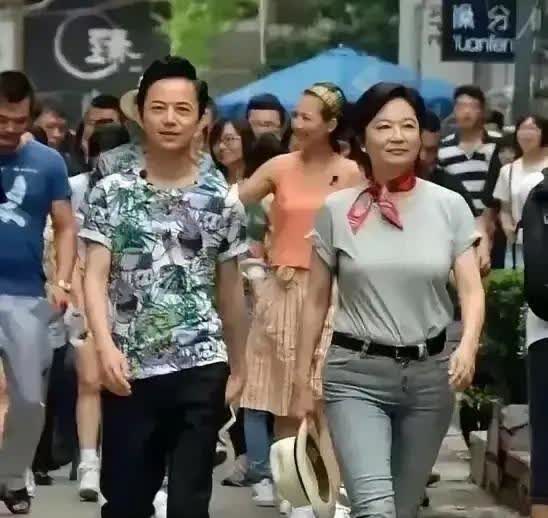 震惊！倪萍60多岁大变样，气质却依旧秒杀全场！年过六旬的她，气场全开，精神头
