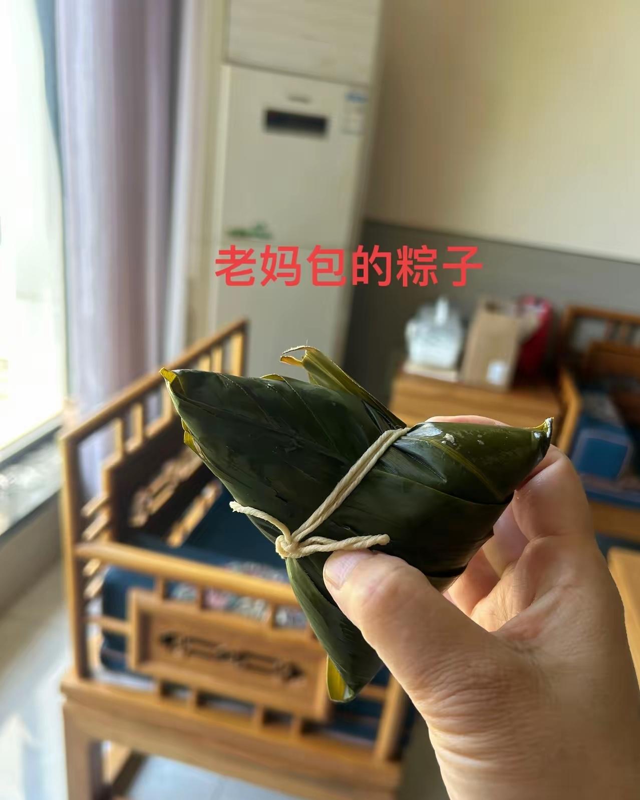 下午四点多，老妈（我的继母）吩咐弟弟给我送来了两袋子粽子，一袋子江米红枣的，一袋