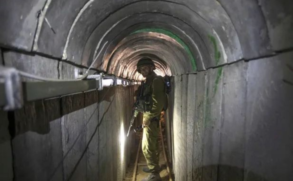 一支精锐的小队，被整个堵死在了地底下。这次以色列慢悠悠地，给出了几个选择题。