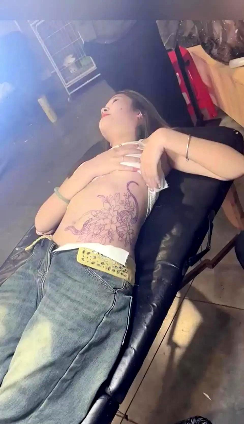 她咬着牙没喊一声疼,侧腰那片纹身,是二十五岁给自己下的战书。不是为了好看,是为