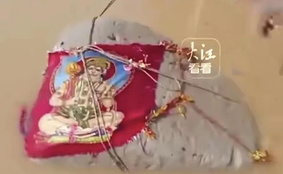 阿三家发生什么奇葩的事情都正常，近日印度恒河上飘来一块400斤的大石头，因为不下