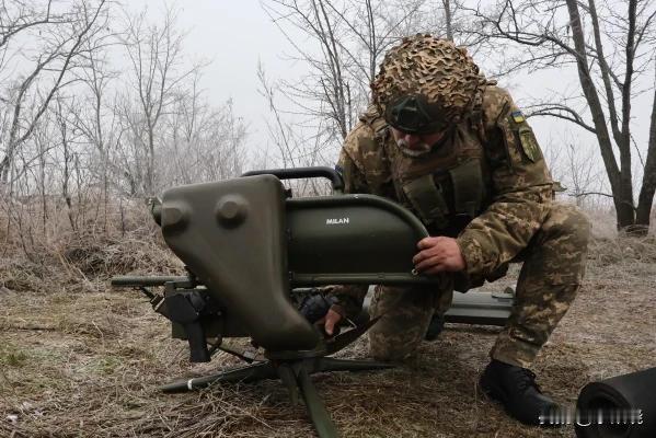 外媒首次在俄乌前线的步兵65旅地方，看到反坦克导弹系统米兰3。它是法德联合研