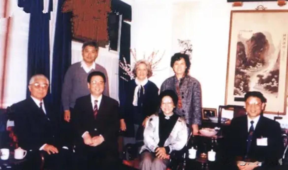 1989年3月20日，李鹏同志到荣毅仁家中做客的历史时刻。照片前排左起依次为荣毅
