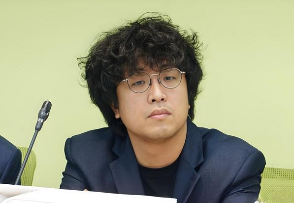 这位就是拿美国人的支助、被称为美国在台“间谍”的沈伯洋，他的老爸叫沈土城。沈土城开了一家叫“兆亿有限