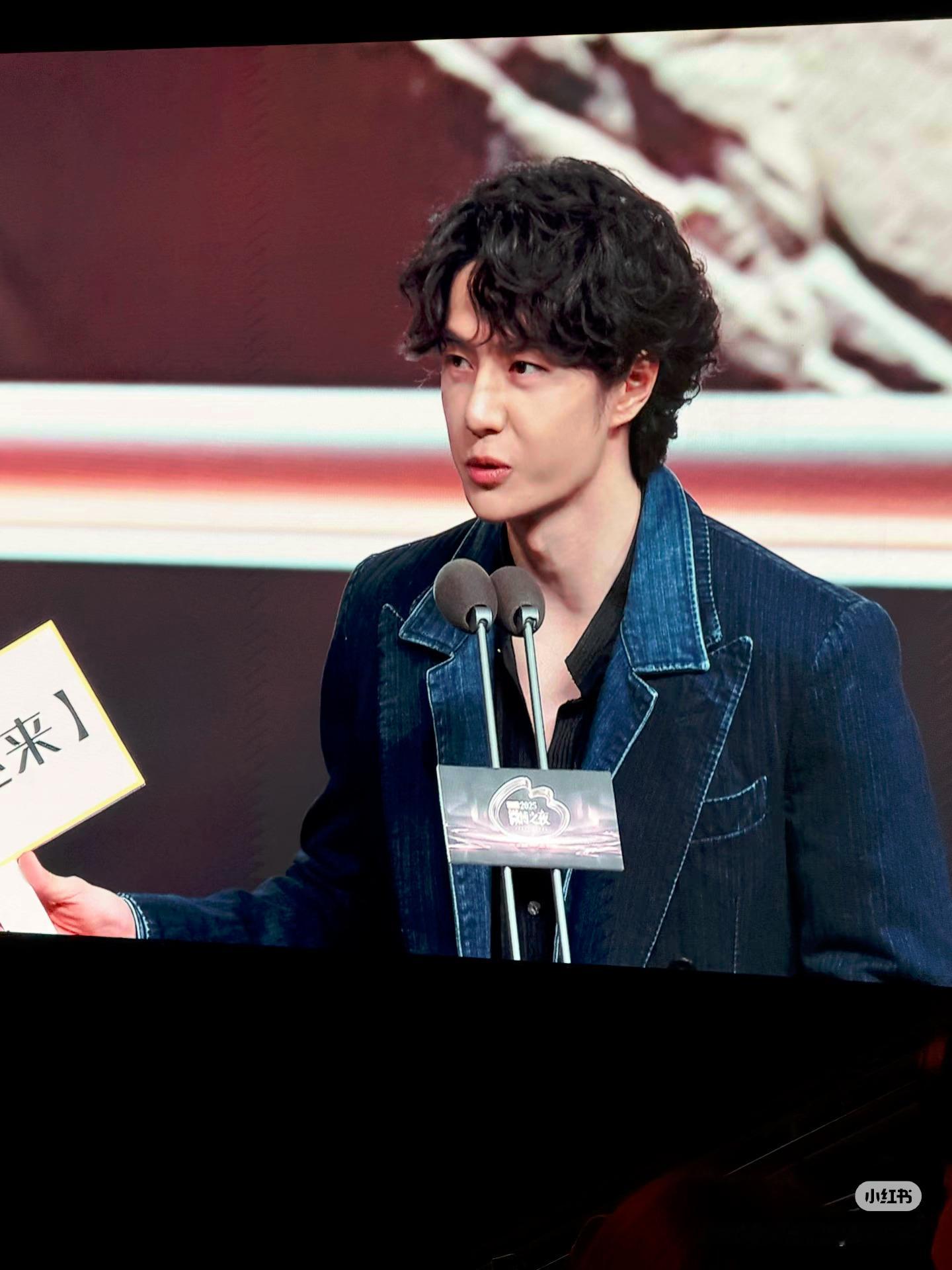 非常经得住大屏幕千倍放大的一张脸王一博不是走下台是飞下台王一博