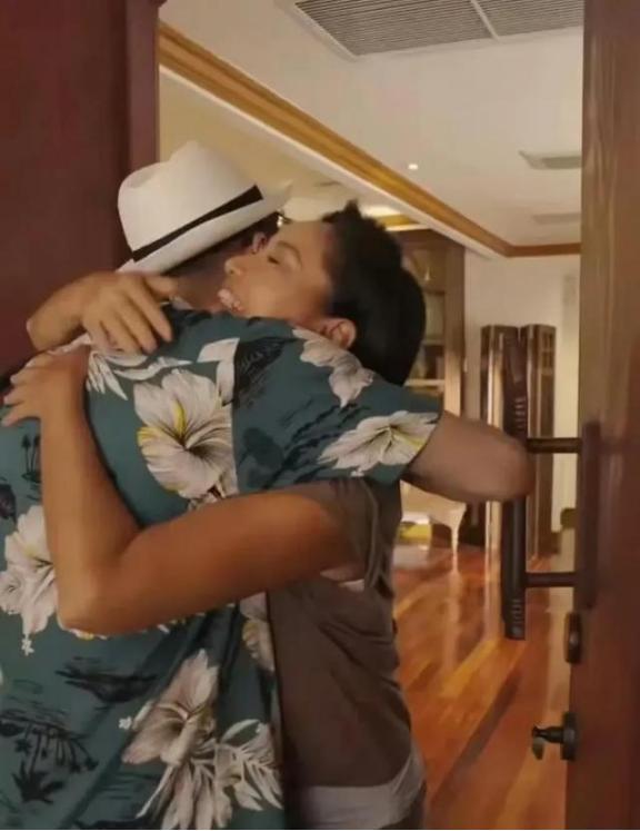 53岁的瞿颖，至今未婚未育，她选择独自在泰国清迈定居，豪宅买在富人区，外观像个小