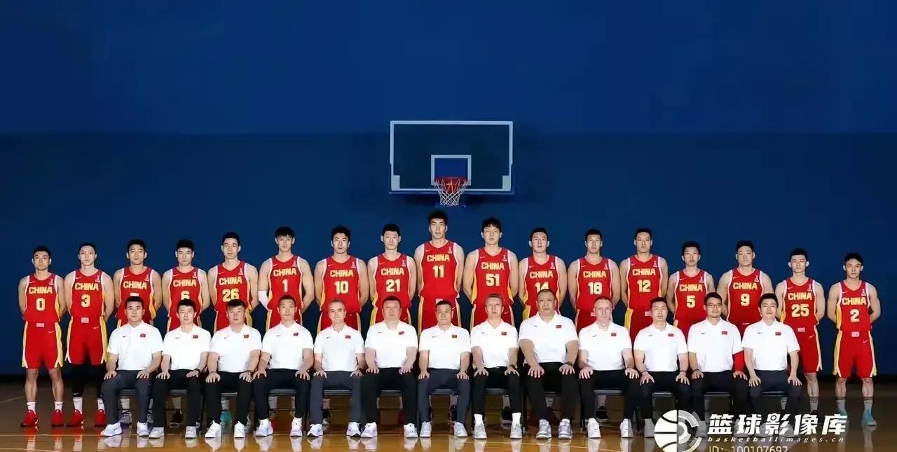罕见！中国男篮多少年没有出现这种情况！随着张镇麟因伤退出了国家男篮，至此目前的