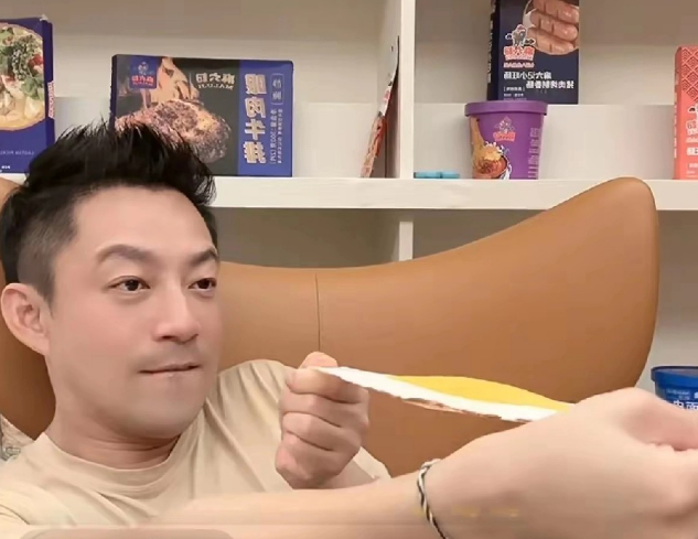 咱就说汪小菲是不是挑事的人吧。回湾湾陪孩子就陪孩子呗他却拿着小霖霖的玩具挑逗儿