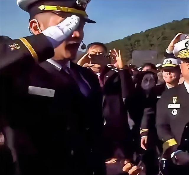 李在镕这么多年也没另娶，父亲发自内心的自豪高兴。这爷俩的关系看着真有意思。李在镕