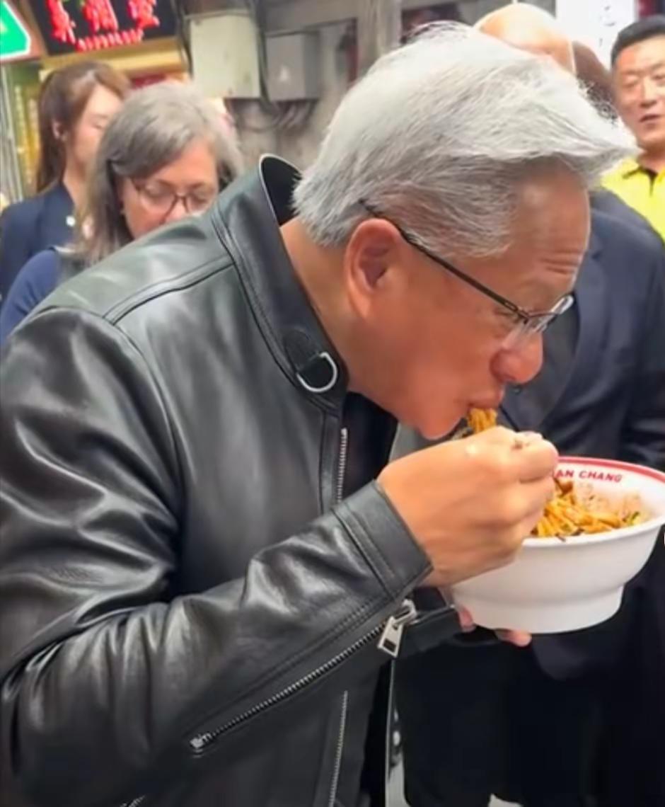 黄仁勋在北京吃炸酱面，赞不绝口！进入新世纪，真正具有世界影响力的两位企业家，一位