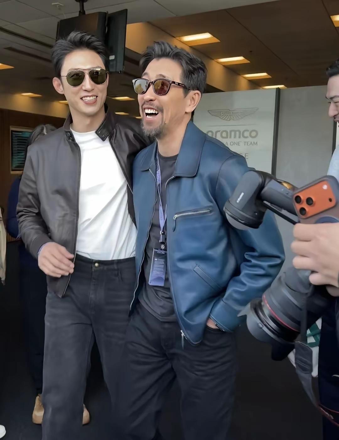 近日，王千源与黄景瑜在上海F1赛车现场相遇，两人有说有笑，很酷很man的样子。王