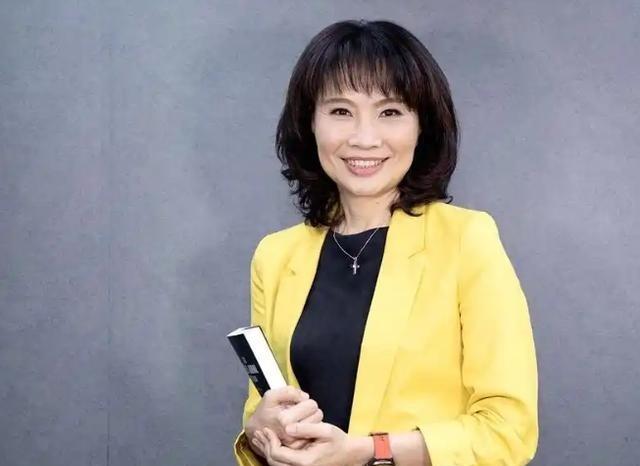 台湾省媒体人陈凤馨表示，按照民调来看，70%以上的台湾地区民众是接受自己是中华民