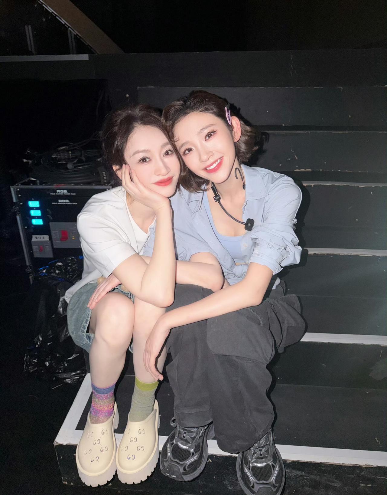哇，李小冉唐艺昕又同框了两大美女坐在一起演绎姐妹情深这画面真的太养眼了在乘