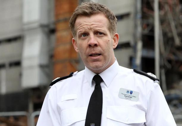 英国汉普郡前警察局长斯科特・奇尔顿，这名前警察局长被指控，先后跟两名女下属警员发