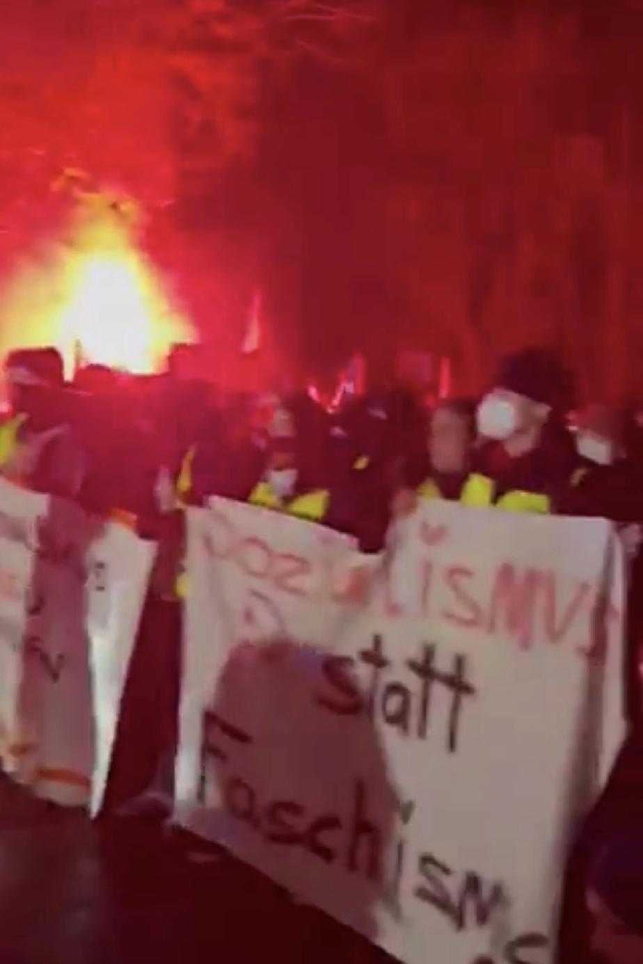 🚨🇩🇪德国反法西斯主义者封锁道路，向警察投掷石块，试图阻止德国另类选择党青