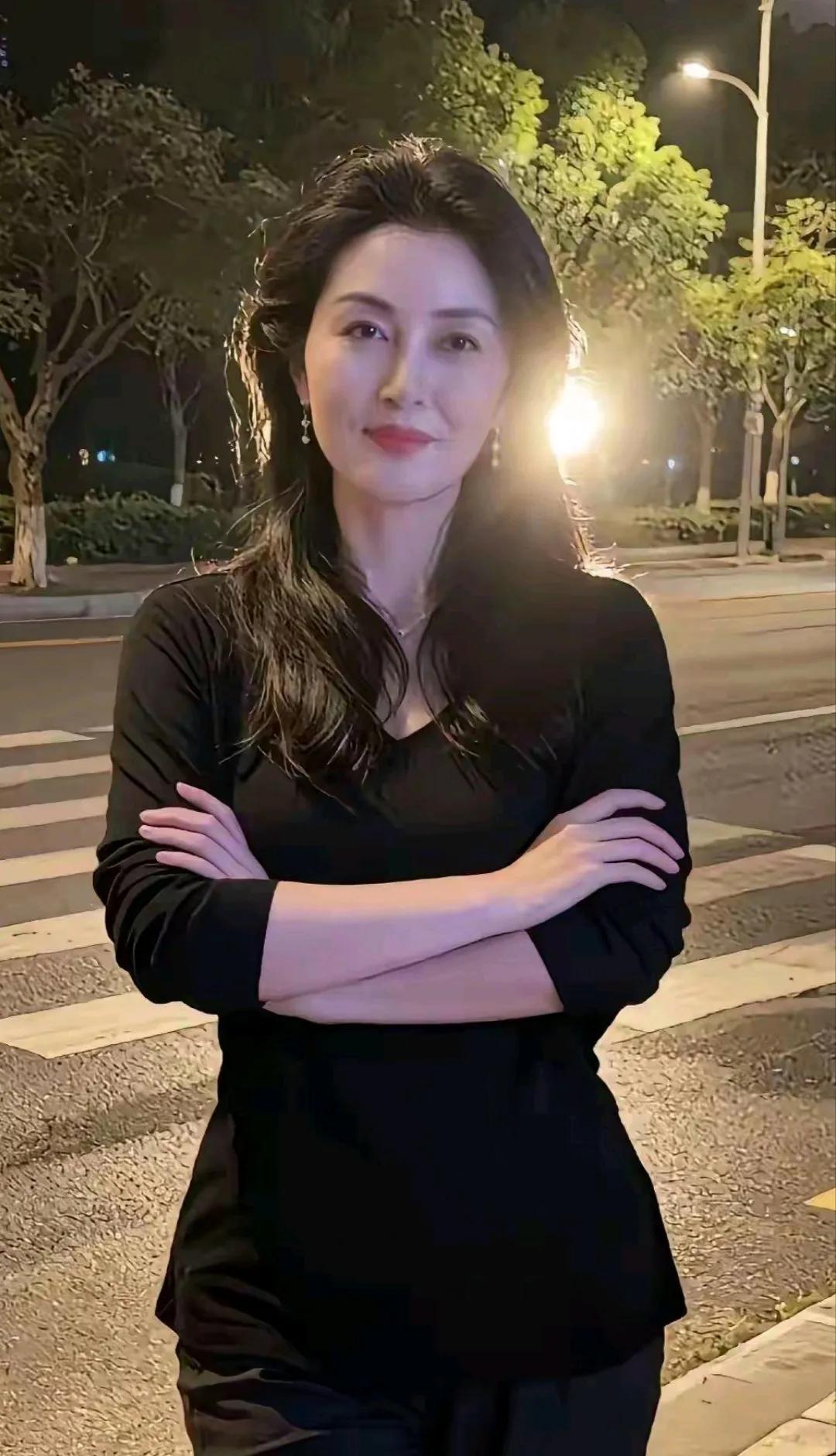40岁的女性，是最美的黄金龄，成熟大气丰腴，稳重且阅历丰富。中年女性精致感