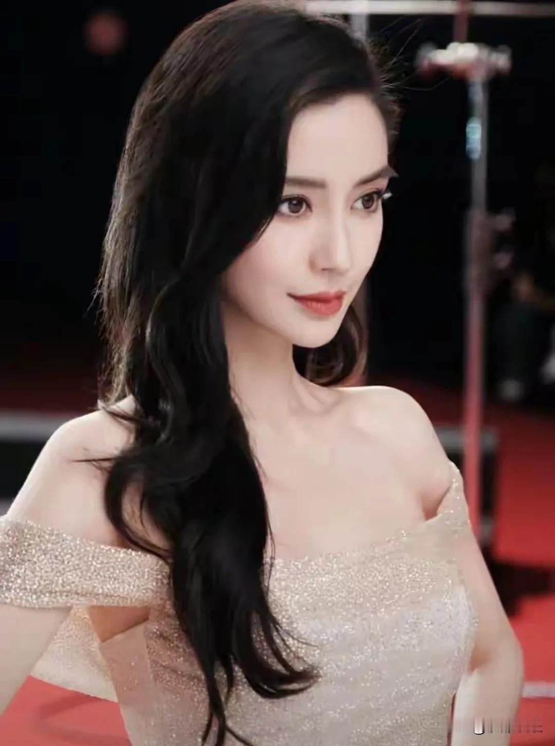 杨颖，冲上热搜！5月21日，一向低调的杨颖突然冲上了热搜。不过这次，网友们吵