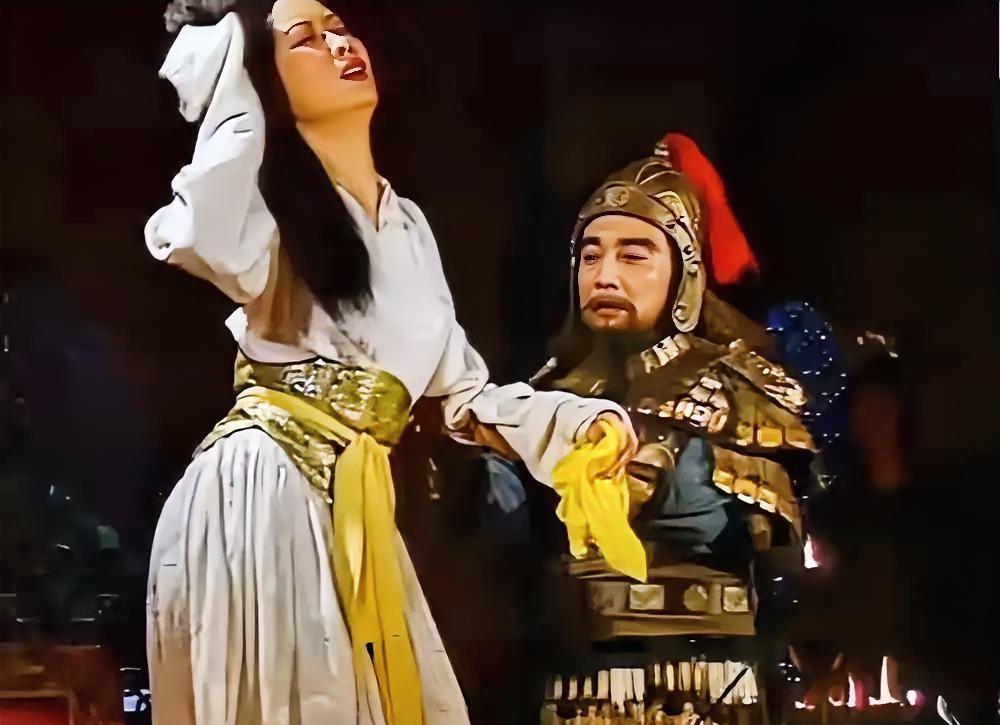 十常侍杀了大将军何进，袁绍咬牙切齿，立即带兵冲进皇宫，见人就砍，少帝被十常侍裹挟