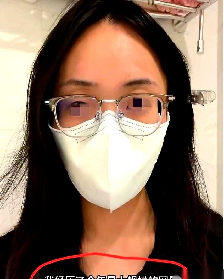 “杭州电梯纠纷”里那位被行拘的女士，又杀回了公众视野，对着镜头高调宣布：准备委托律师起诉了。可紧接着
