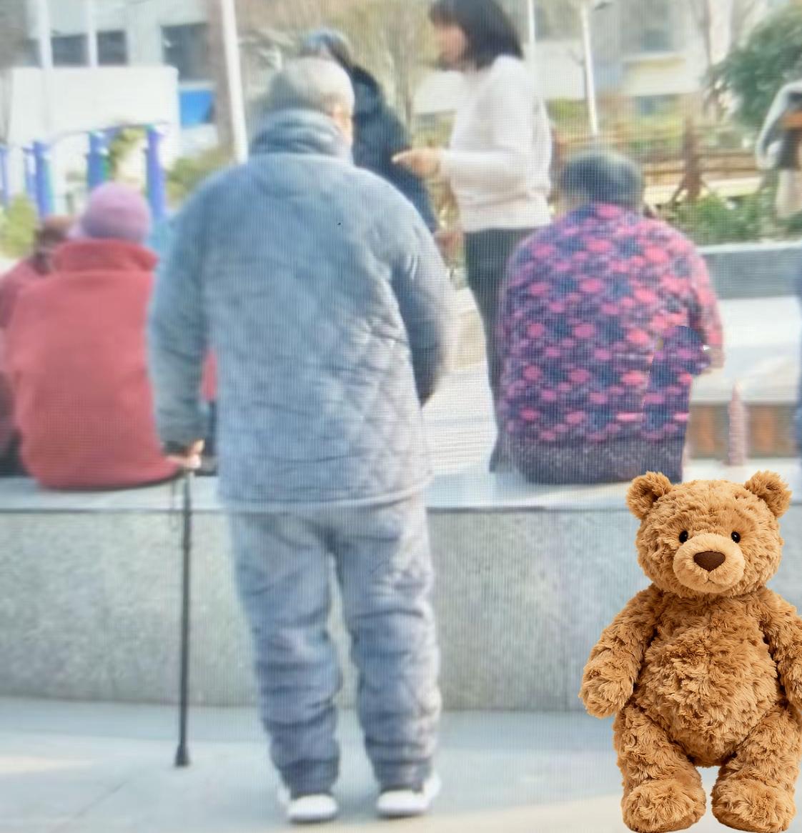 我发现我是一个很愚蠢的人。我今年六十岁了，老伴比我大一岁。我们两人退休金差不多有