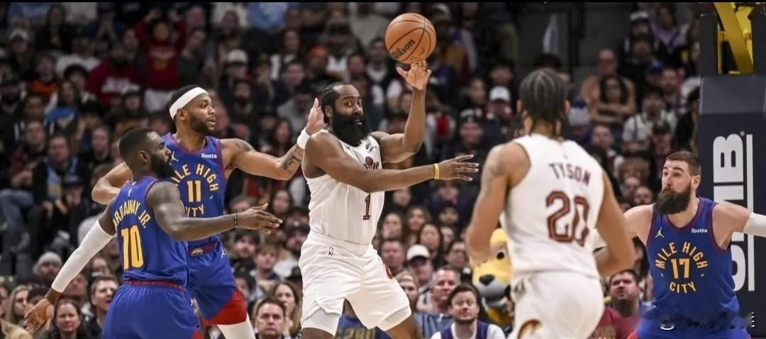 这是阿伦刚来那年养成的臭习惯。当时骑士詹姆斯走后，球队屯了六个中锋，而且没有后