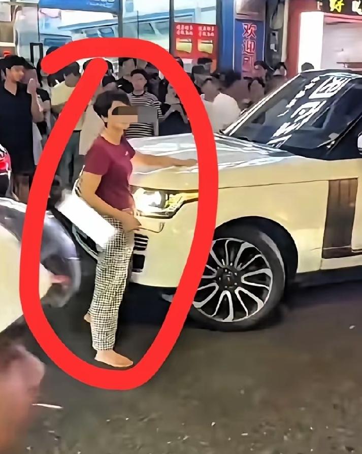 开着卡宴的丈母娘，拍窗怒喝——“给我下来！”，气得她光着脚丫鞋也忘了穿，车里是吓
