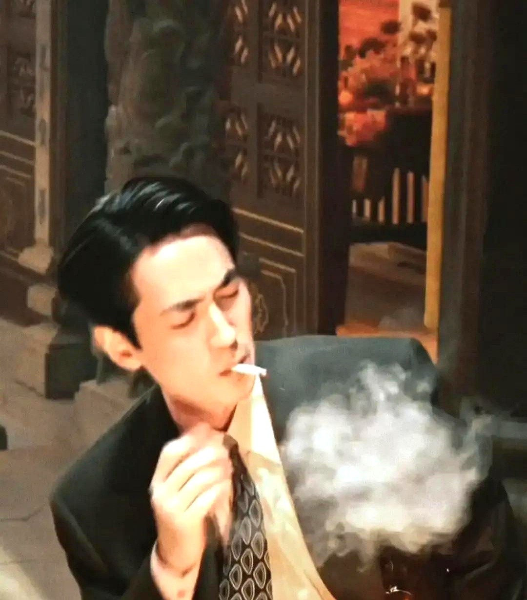 内娱资本现在砸钱选人，早就不是看脸了。他们只要一样东西：绝对的安全感。看看37岁的朱一龙就懂了。同行