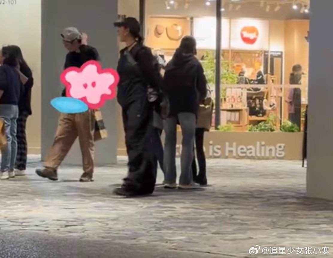 朱亚文一家四口逛乐高乐园朱亚文两个女儿身高朱亚文一家四口逛乐高乐园，大女儿已经