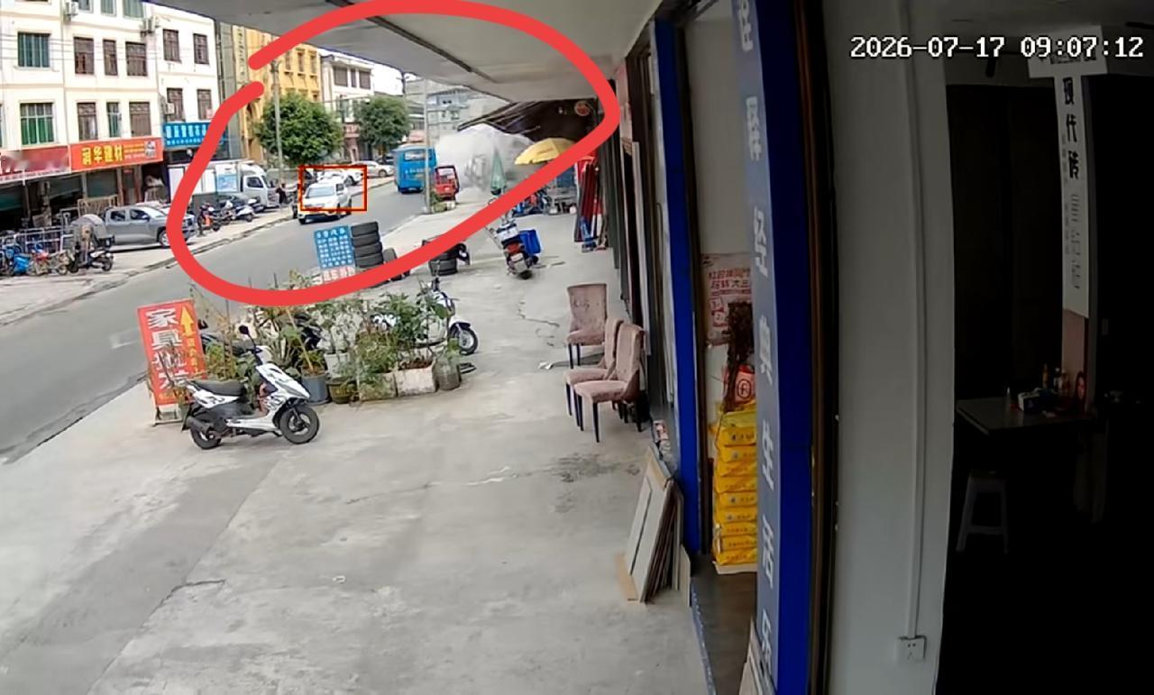 彭水山体坍塌瞬间，监控高清视频。白色suv超级幸运！与蓝色中巴车擦肩而过！生死